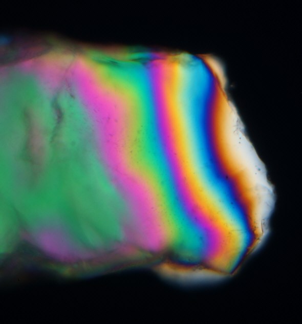 [ Keilf&ouml;rmig nach rechts auslaufender Calcitkristall 2 ]