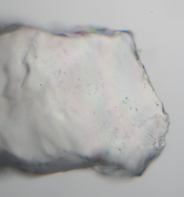 [ Keilf&ouml;rmig nach rechts auslaufender Calcitkristall 1 ]