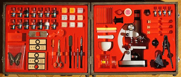 [ Alter Mikroskopiekoffer ]