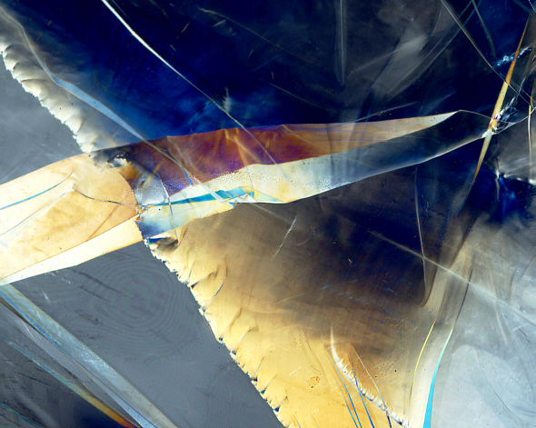 [ Zerknitternte Frischhaltefolie im polarisierten Licht ]