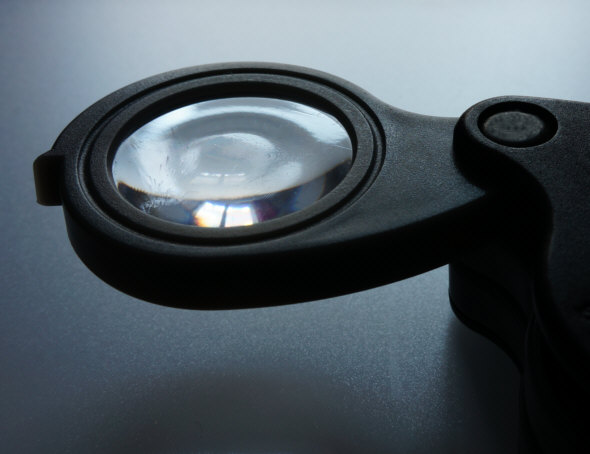 ["Trieview"-Lupe, seitliche Blick auf eine Linse ]