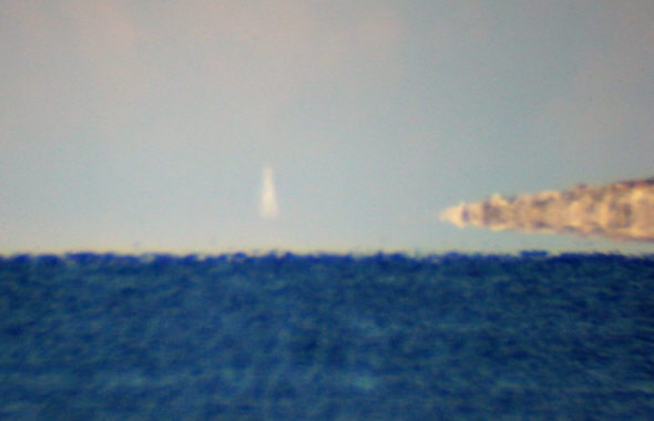 [ Fernglasblick auf den Meereshorizont ]